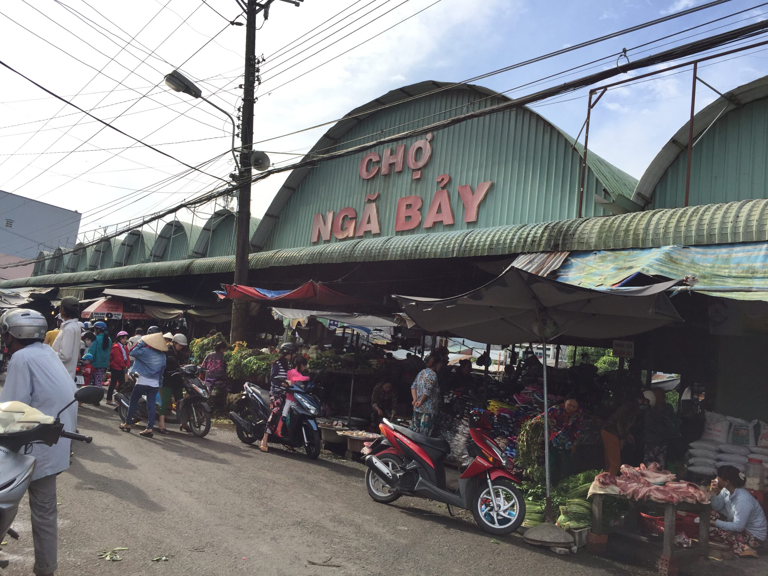 Explorez l'atmosphère vibrante du marché Ngã Bảy, un marché local animé du delta du Mékong. Ici, les visiteurs peuvent s'immerger dans la vie quotidienne authentique, acheter des produits frais et découvrir la richesse culturelle du sud du Vietnam.