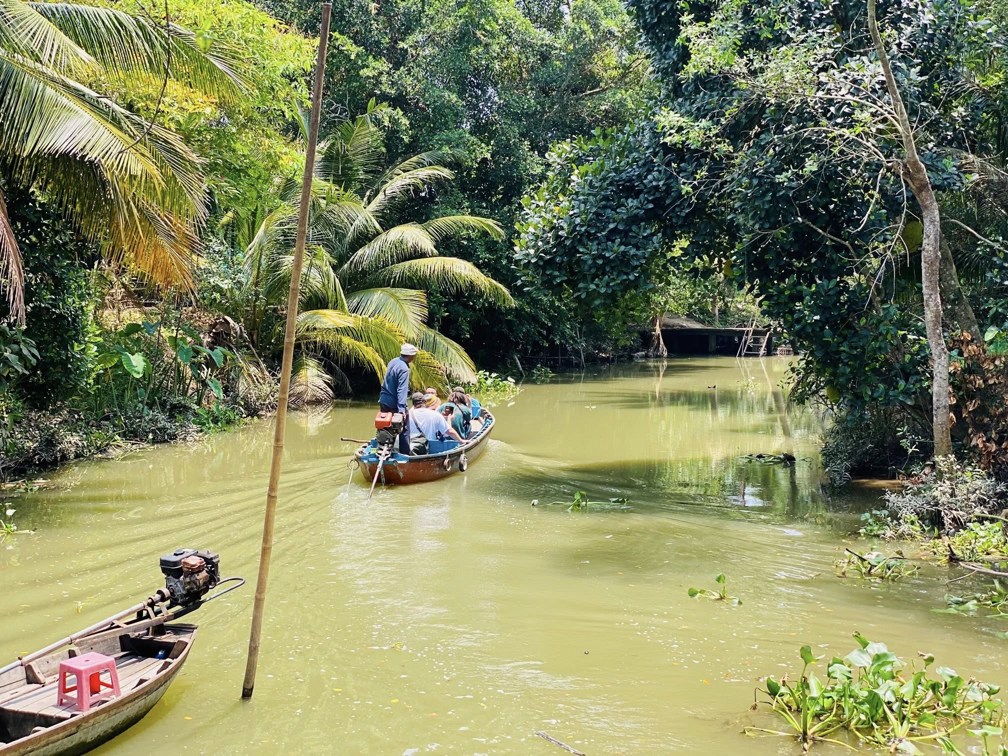 Découvrez la beauté paisible de l'îlot Son, dans le delta du Mékong, où d'étroits canaux serpentent à travers une végétation luxuriante et où la vie locale se déroule le long des rives. Une promenade en bateau vous offrira une escapade relaxante en pleine nature et un aperçu authentique de la vie rurale du sud du Vietnam.