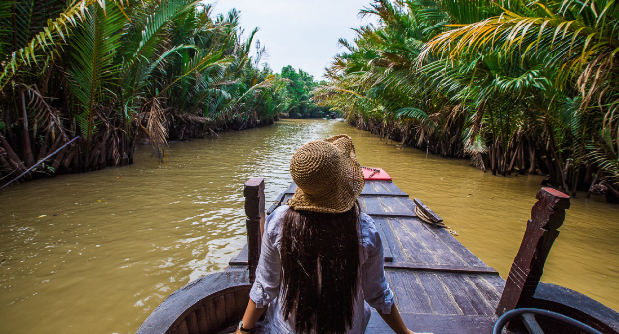 Profitez d'une paisible promenade en bateau sur les eaux luxuriantes du delta du Mékong, où vous glisserez le long d'étroits canaux bordés d'une végétation tropicale luxuriante. Cette expérience immersive vous offre un aperçu de la vie rurale, avec ses paysages sereins, ses palmiers ombragés et sa culture locale authentique – une activité incontournable pour les voyageurs en quête de nature et de détente dans le sud du Vietnam.