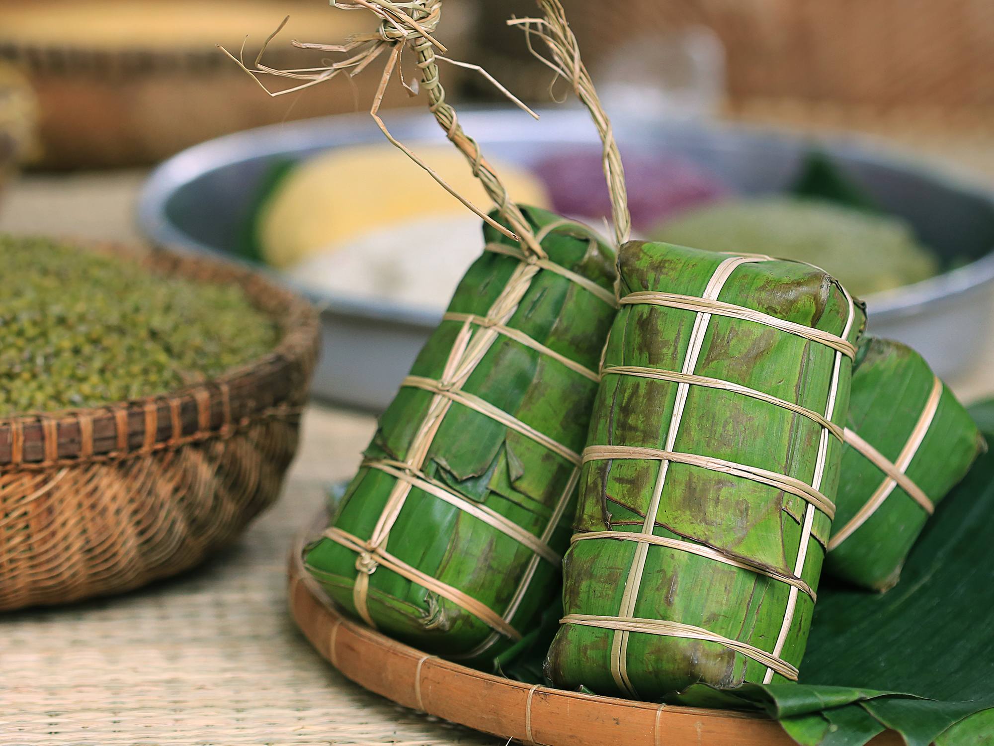 Découvrez le cœur culinaire du Sud du Vietnam avec le Bánh Tủt, l'emblématique gâteau cylindrique de riz gluant. Soigneusement enveloppé dans des feuilles de bananier et fourré de haricots mungo et de porc, ce mets traditionnel vietnamien est un symbole du Nouvel An lunaire (Tủt). Explorez les saveurs authentiques du delta du Mékong, où la préparation du Bánh Tủt est une tradition familiale précieuse et une expérience incontournable pour tout voyageur. 
