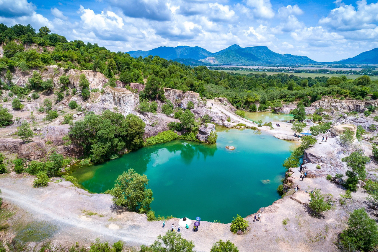 Explore the breathtaking beauty of Ta Pa Lake in An Giang, a hidden gem surrounded by mountains, crystal-clear water, and peaceful natural scenery. Famous for its emerald-green lake and tranquil atmosphere, Ta Pa Lake is a perfect destination for nature lovers and photography enthusiasts visiting the Mekong Delta region.