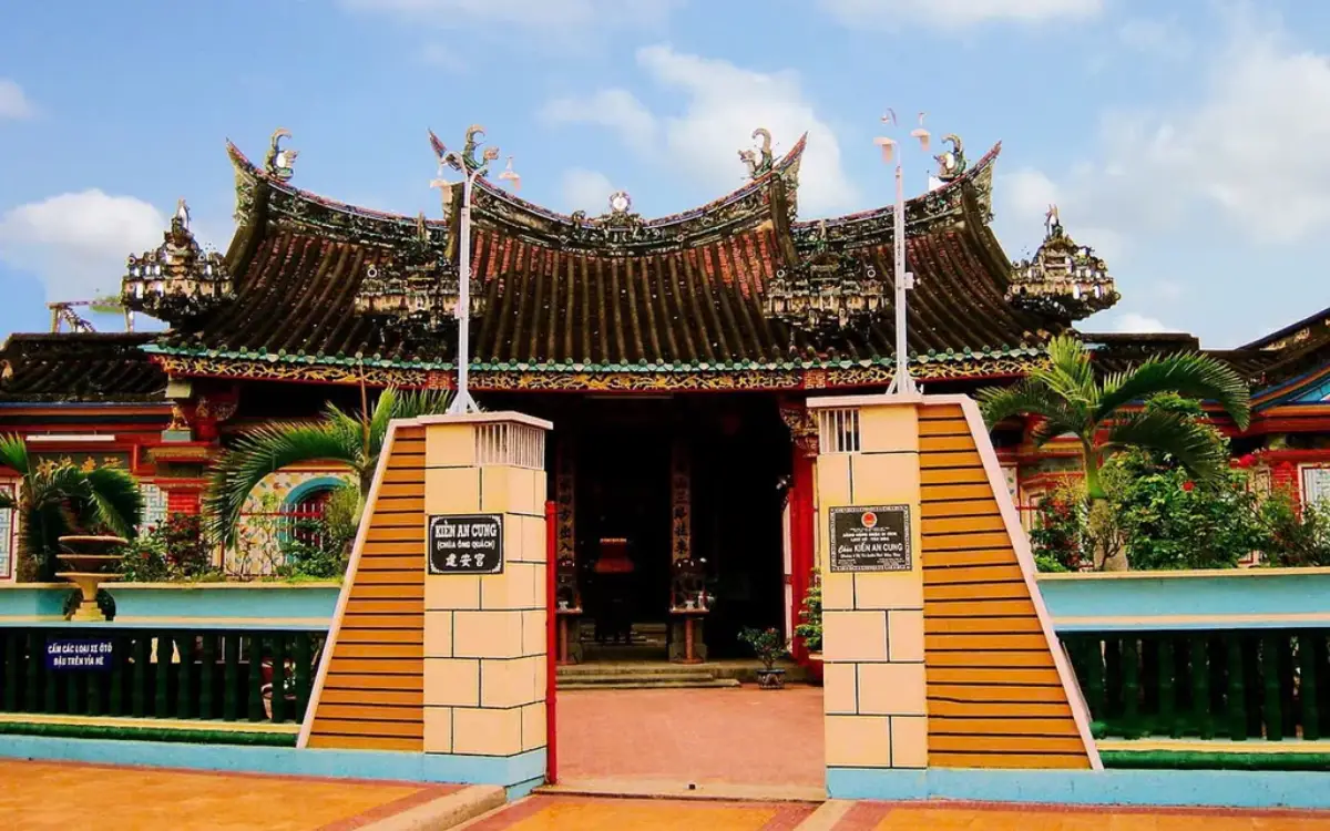 Visit Kien An Cung Pagoda in Sa Dec, a beautifully preserved Chinese-style temple known for its intricate architecture, colorful decorations, and spiritual significance. Built by the Fujian Chinese community, this historic pagoda is one of the most remarkable cultural landmarks in the Mekong Delta, Vietnam.
